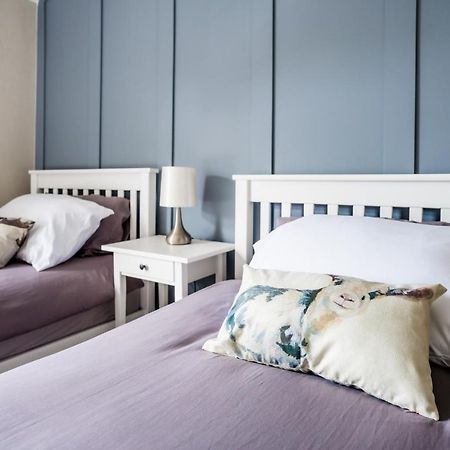 Laurel Cottage Burton  ภายนอก รูปภาพ